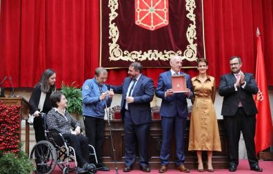 Acto institucional de celebración del Día de Navarra, en el que la presidenta María Chivite ha entregado la Medalla de Oro de la comunidad a la asociación de daño cerebral ADACEN.