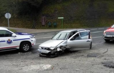 Un joven sin carné se da a da a la fuga y embiste a dos vehículos policiales en Alsasua