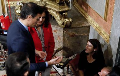 La socialista Adriana Lastra se tropieza y cae al suelo cuando iba a votar