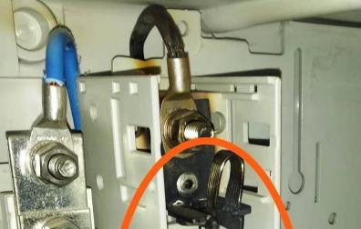 El curioso empalme para robar la luz en una casa okupa de Falces