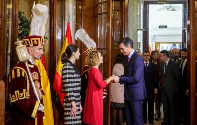 El Congreso ha acogido este viernes, 6 de diciembre, el acto central del cuadragésimo primer aniversario de la aprobación en referéndum de la Constitución de 1978, una ceremonia en la que se han estrenado sus anfitrionas, las presidentas del Congreso, Meritxell Batet, y del Senado, Pilar Llop, así como parlamentarios elegidos por primera vez el 28 de abril o el 10 de noviembre y presidentes autonómicos que apenas llevan medio año en el cargo.