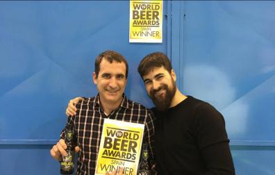 Asier Aguirre y David Salinas, los dos socios y fundadores de Pamplona Brewing SL (cerveza artesana Morlaco) con el premio WBA 2019 y la cerveza premiada en las manos