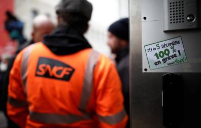 Trenes y vuelos anulados por la huelga contra la reforma gala de pensiones