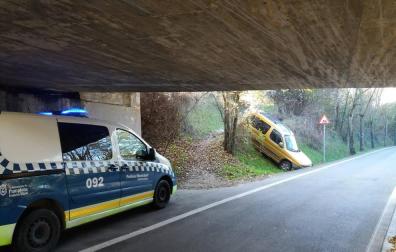 Recogen en la carretera del Cementerio un coche aparcado en la avenida Navarra