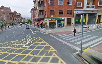 Una joven herida leve tras una colisión de un coche y su moto en Pamplona