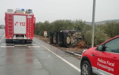 Dos heridos en la NA-122, a la altura de Lerín, tras sufrir una salida de vía y volcar