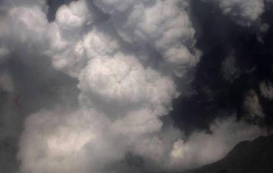 Medio centenar de turistas se encontraban en la isla donde ha entrado en erupción