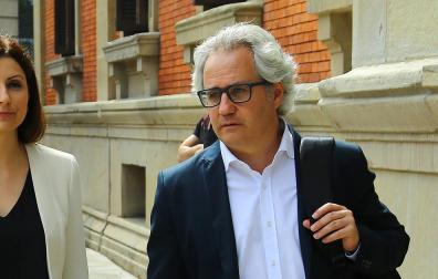 Carlos Pérez-Nievas, de camino al pleno de este jueves.