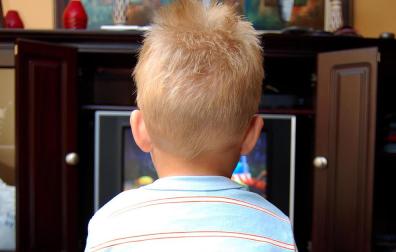 Más sueño y menos televisión contra la obesidad infantil