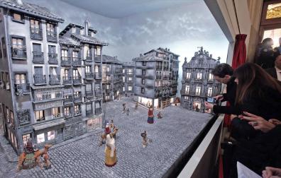 El belén del zaguán del Ayuntamiento, una recreación de la plaza Consistorial en escala de grises.