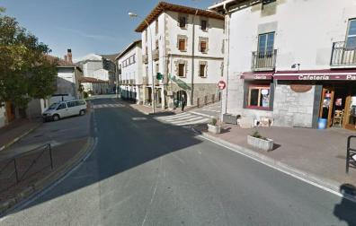 Un sargento fuera de servicio rescata a un perro de un edificio en llamas en Irurtzun