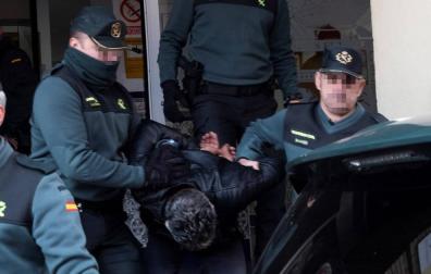 Bernardo Montoya, autor confeso de la muerte de la joven zamorana Laura Luelmo, ha dejado la Comandancia de la Guardia Civil de Huelva entre los gritos de indignación de decenas de vecinos