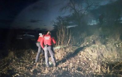 Policías forales inspeccionan el terreno en el que ha resultado herido el cazador