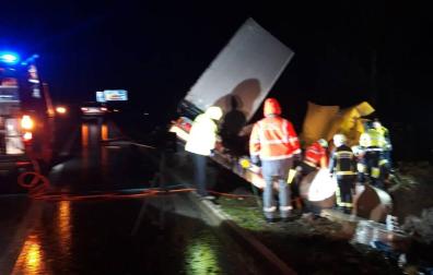 Un camionero, herido grave al salirse de la vía en la A-15, en Areso