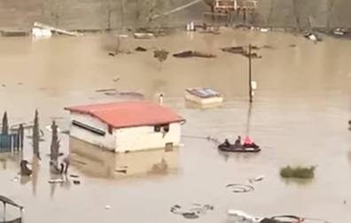 Rescatados dos vecinos de Lumbier atrapados en su casa por la riada
