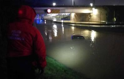 Rescatado del paso subterráneo de Landaben, anegado por las lluvias