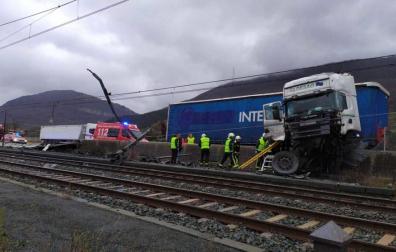 La colisión de un camión en Ziordia corta el tráfico ferroviario