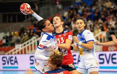 Almudena Rodriguez dispara ante la oposición de las defensoras noruegas.