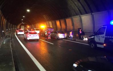 Un camión hace la tijera y bloquea la circulación en la A-15, en Irurtzun