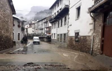 Las intensas lluvias y el deshielo provocaron cortes de vía en Burgui y Navascués