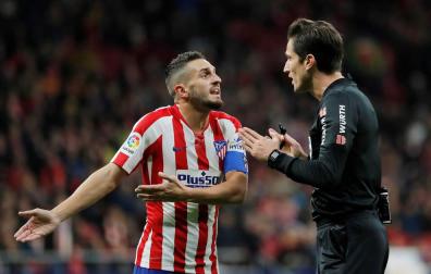 Munuera Montero no ve un penalti sobre Brasanac y el VAR tampoco interviene