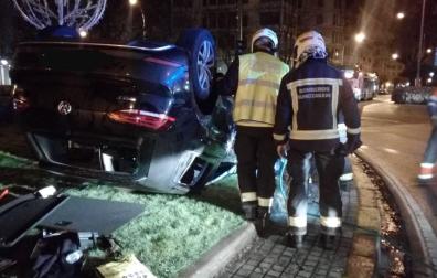 Así quedó el coche volcado en la fuente de la Plaza Príncipe de Viana de Pamplona
