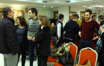Javier Esparza, firme candidato a repetir en la presidencia de UPN, conversa al inicio del comité. A la derecha, Sergio Sayas, rival en la carrera.