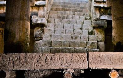 Mesa de piedra tallada que se ha hallado en la zona arqueológica de Chichén Itzá, en el estado de Yucatán (México).