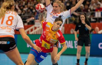 Alicia Fernández Fraga, en un lanzamiento en la final del Campeonato del Mundo de Balonmano, que ha enfrentado a España y Países Bajos