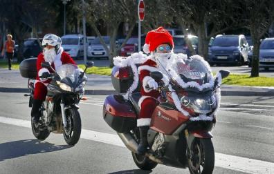 Decenas de Papá y Mamá Noel han acudido este domingo en una caravana de motos hasta el Complejo Hospitalario de Navarra para repartir juguetes entre los niños ingresados.