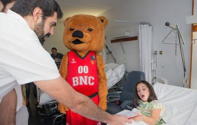 Los niños y niñas ingresados en el CHN reciben la visita del equipo Basket Navarra