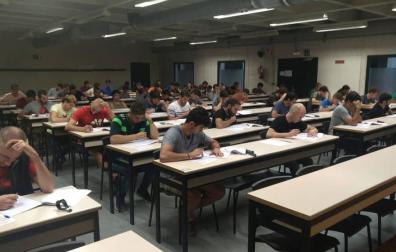 La OPE de bomberos “ayuda” a personas delgadas y bajas