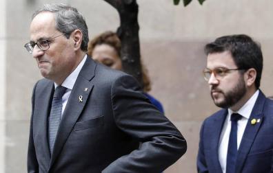 El presidente de la Generalitat, Quim Torra (i) junto al vicepresidente y conseller de Economía, Pere Aragonés (d), tras comparecer en la Galería Gótica del Palau de la Generalitat.