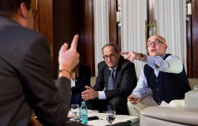 El presidente de la Generalitat, Quim Torra (c) durante la reunión que ha mantenido en su despacho del Parlament con su abogado Gonzalo Boye (d), tras conocerse la sentencia del TSJC que le ha condenado a año y medio de inhabilitación.