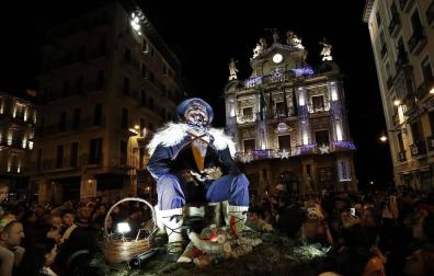 Paso de la tradicional comitiva del carbonero por las calles de la capital navarra dando inicio a las Navidades 2018
