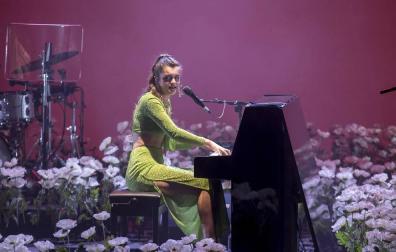 La pamplonesa debutaba en su casa y ese hecho, en parte, le generaba un nerviosismo que ha reconocido al inicio del concierto. “No os imagináis la ilusión que me hace cantar aquí. Estaba a punto de llorar antes de salir”, ha confesado