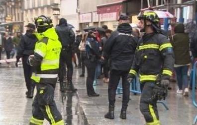 La caída de cascotes por el viento en la calle el Carmen obliga a cerrar Doña Manolita