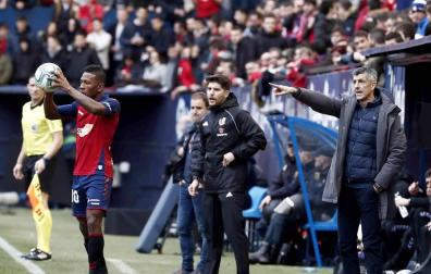 Imanol Alguacil, entrenador de la Real Sociedad, en el partido contra Osasuna en El Sadar.