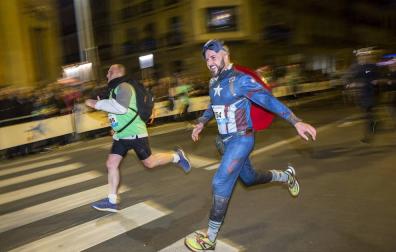 Dos corredores, en la San Silvestre de Pamplona del año pasado.