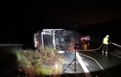 Efectivos de bomberos y Policía Foral, en el lugar del accidente.
