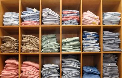 Una madre denuncia a una profesora en Pamplona por poner a su hijo una bata rosa