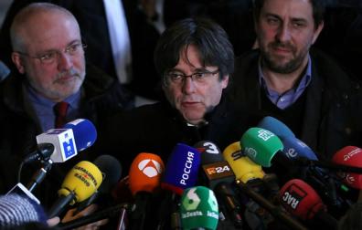Puigdemont, rodeado por Antoni Comin y Lluis Puig en el Palacio de Justicia de Bruselas.