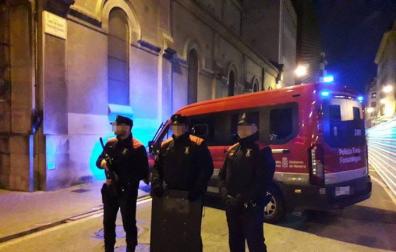 Tres agentes de la Policía Foral, en Nochebuena en Pamplona.