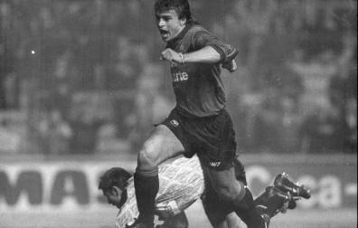Roman Kosecki, con su característico pendiente en la oreja izquierda, celebra un gol con Osasuna.