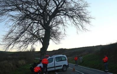 Muere un joven de 19 años tras chocar su furgoneta contra un árbol en Gazólaz