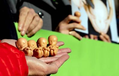 Vox reparte muñecos que simulan ser fetos en su campaña contra el aborto