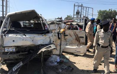 Al menos 25 muertos y 40 heridos al explotar un coche bomba en Mogadiscio