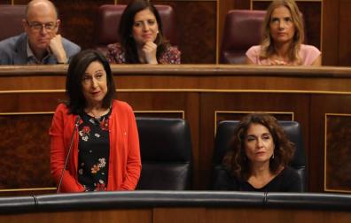 Robles dice que Rajoy dejó al país "muy comprometido para mal" y el PP la tacha de "boba"