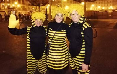 Disfraces y ambiente festivo para recibir el Año Nuevo 2020 en la Plaza del Castillo de Pamplona.