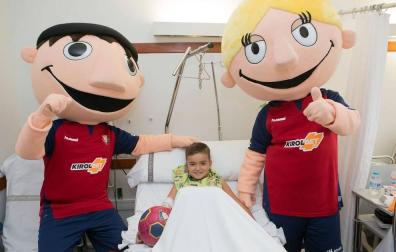 Los futbolistas Juan Pérez, Rubén García, Brandon, Brasanac, Mai Garde, Patricia Zugasti y Leyre Fernández han visitado a los niños ingresados estos días de Navidad en el Complejo Hospitalario de Navarra.